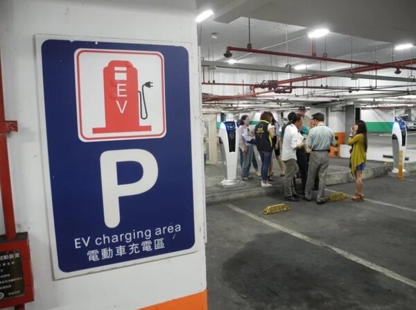 台北市公有停車場大多都有設置電動汽車充電座，卻未修訂法規設置專用車位，導致時常被燃油車占用。圖／聯合報系資料照
