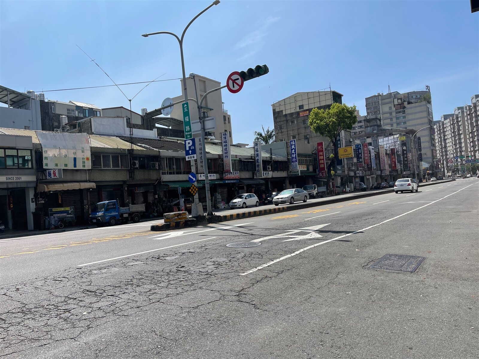 台中五權路自三民路至台灣大道段,常有大車行駛,路面凹陷、龜裂,機車騎士用路安全令人擔憂。記者劉柏均/攝影