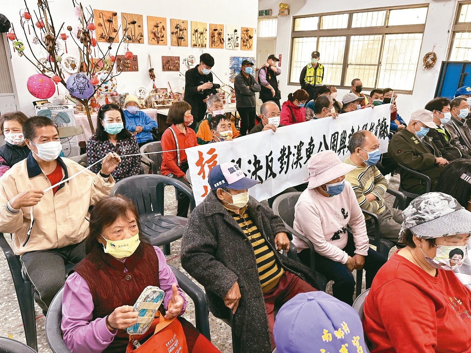 嘉義縣水上鄉第20公墓設置光電案,昨天在忠和村活動中心辦說明會,村民拉白布條表達反對。記者呂慧瑜/攝影