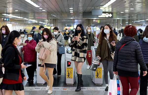 室內口罩令今起鬆綁，但搭乘交通運具仍需戴口罩，且像車站、機場等交通場站，只要進付費區或管制區就要戴口罩。記者余承翰／攝影 