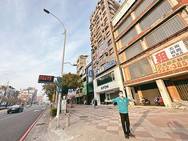 高雄市議員郭建盟認為,應適度畫設路旁停車格,全線紅線不合理也不友善,導致周邊商圈生意慘澹。記者王慧瑛/攝影