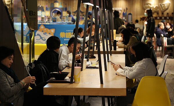 室內口罩禁令今起大解封。圖/聯合報系資料照片