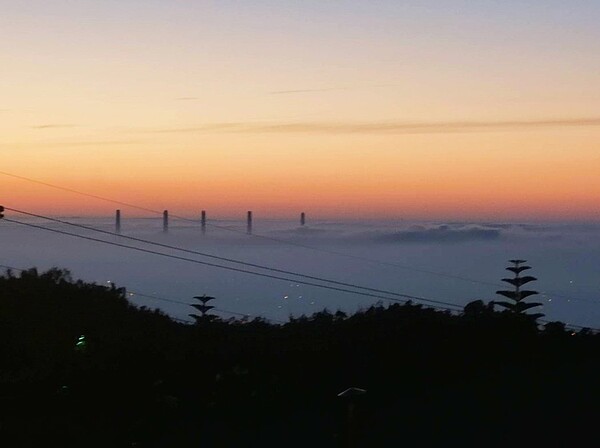 台中火力發電廠昨天傍晚落日時分，有大霧和雲海圍繞，竟成如仙海美景。圖／窯谷創作坊陶藝家陳金旺提供