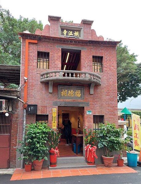 《圖說》新北市歷史建築「新莊潮江寺」具街屋型寺廟風格。〈文化局提供〉