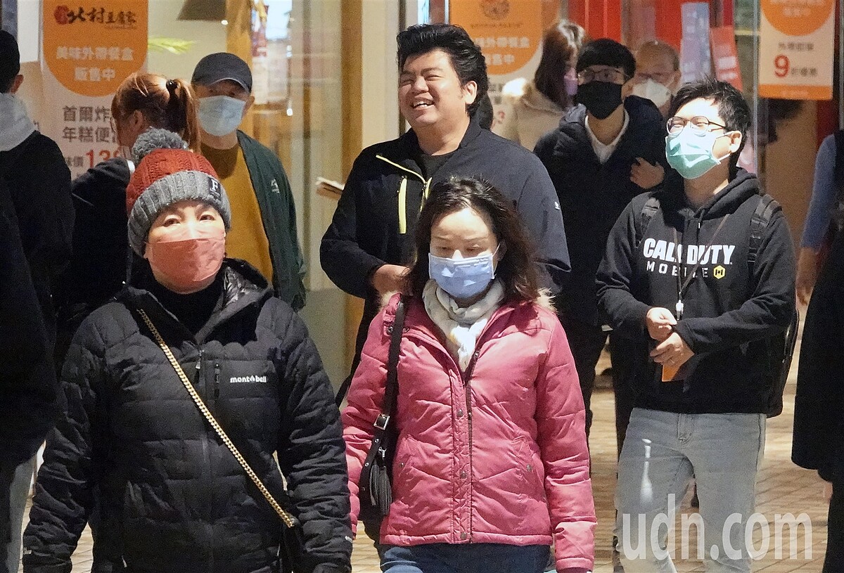 室內口罩禁令今天開始鬆綁,僅剩公共運輸系統、醫療照護等八大場域仍需強制配戴。實際觀察,大部分民眾仍會自主配戴,僅有少數年輕人會在室內脫掉口罩。記者胡經周/攝影