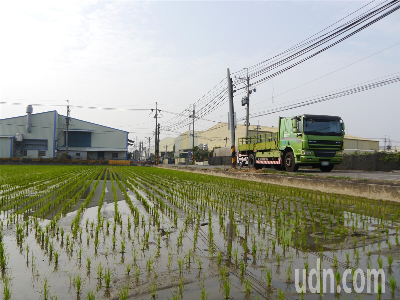 經濟部調查，全國農地約有1.4萬公頃上有未登記工廠，未登記工廠約有3.8萬家，不予以納管，將嚴重影響就業，同時也無法保護環境。記者徐白櫻／攝影 