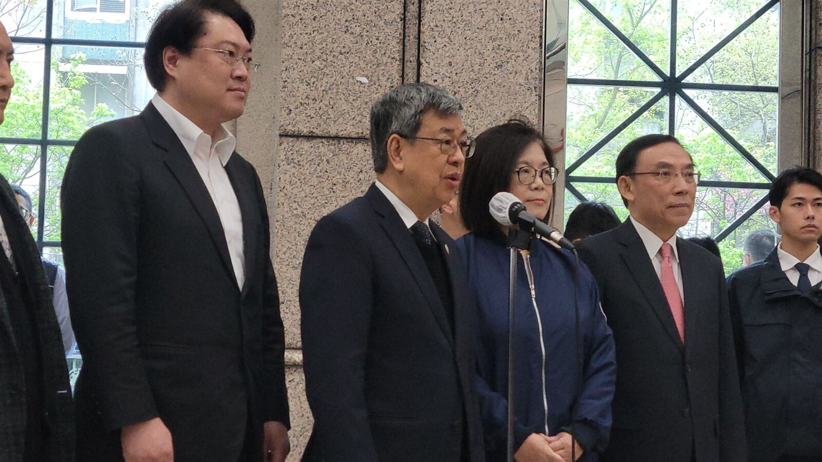 針對中央促進公共運輸使用方案,行政院長陳建仁(左二)說,按各地區特性設計相關方案,照顧租屋族、中低薪購屋族、通勤族及學貸族。記者李奕昕/攝影