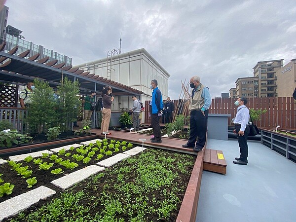 臺北市建管處針對屋齡5年以上既有建築物,提供綠能智慧建築,包含綠屋頂、綠建築及綠能設施..等的免費評估診斷作業,並補助工程改善經費。圖/台北市政府提供