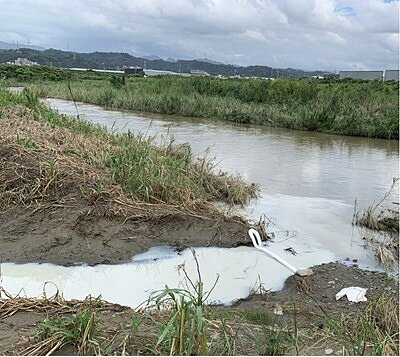 切削油偷倒實景。圖/台中市環保局提供