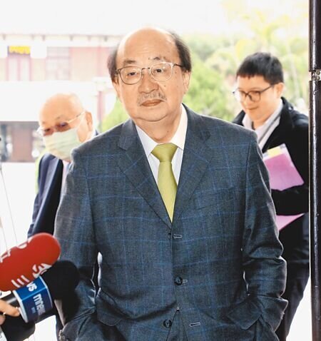 立法院長游錫20日召集朝野協商,研商國民黨黨團擬具「稅收超徵全民共享發放特別條例草案」及行政院函請審議「疫後強化經濟與社會韌性及全民共享經濟成果特別條例草案」2案,民進黨立法院黨團總召柯建銘(見圖)出席會議。(劉宗龍攝)