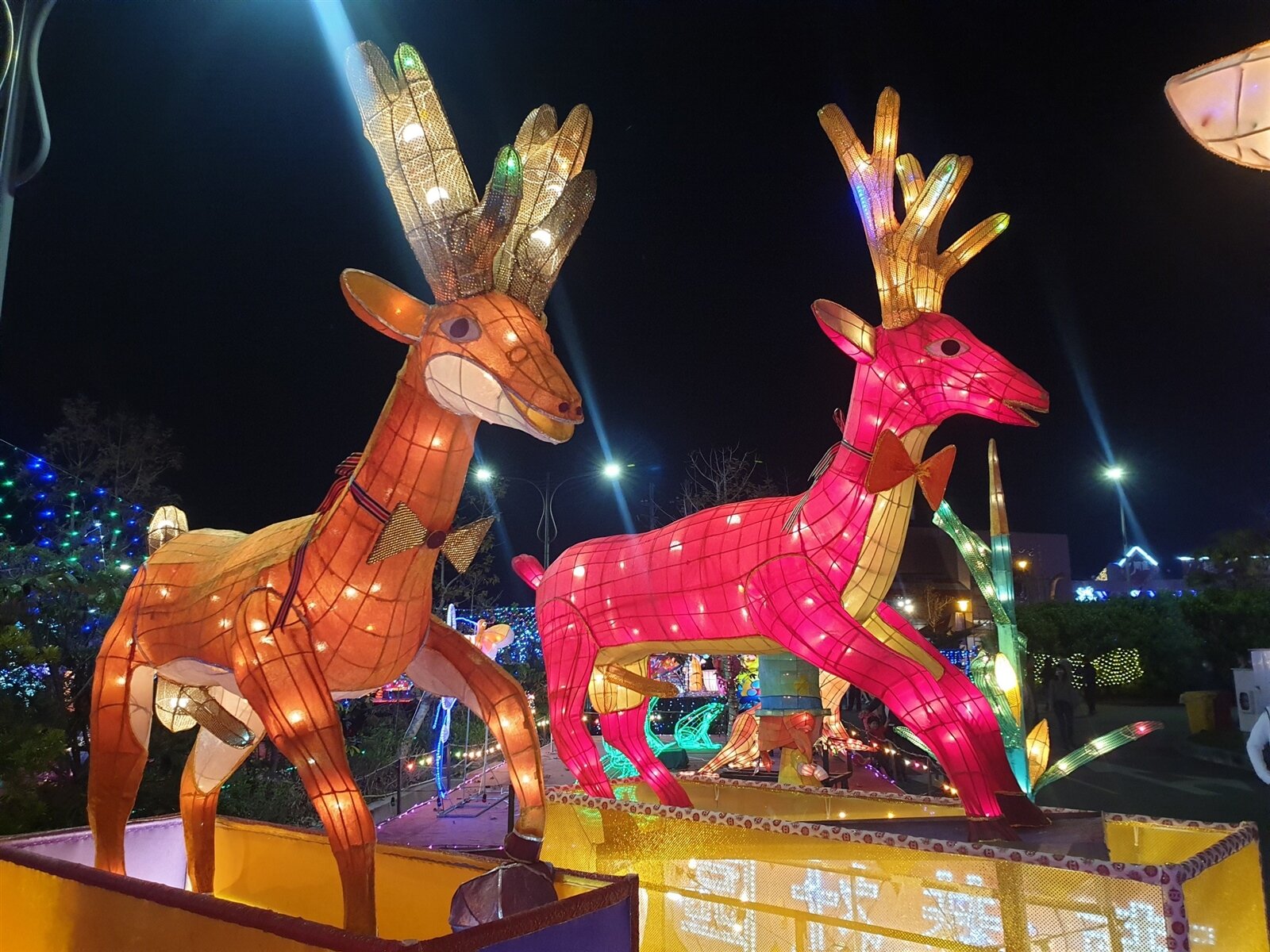 「國姓第一猛鹿」(左)如實呈現公鹿雄壯威武的「那話兒」,每次展出都成焦點,今年南投燈會展出後卻傳失蹤。圖/本報資料照,記者賴香珊/攝影