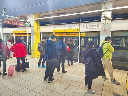 新北環狀線進入交接期,但目前車廂維安仍由台北市捷運警察隊負責。(黃敬文攝)