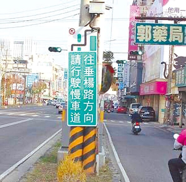 嘉義市吳鳳南路、垂楊路口科技執法取締違規右轉案件多,用路人常忽略「轉入慢車道」的交通標示。(嘉義市警察局提供/廖素慧嘉市傳真)
