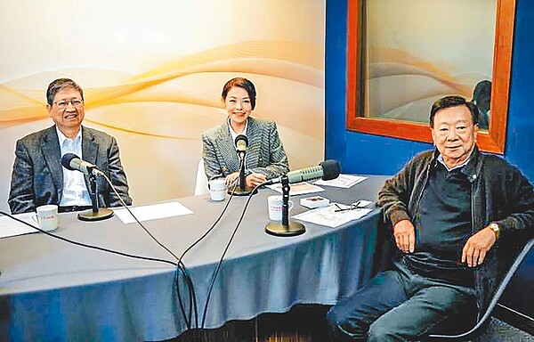 新竹縣長楊文科(左至右)、新竹市長高虹安與聯電榮譽副董事長宣明智,接受專訪討論新竹縣、市產業發展的展望。(新竹縣政府提供/羅浚濱新竹傳真)