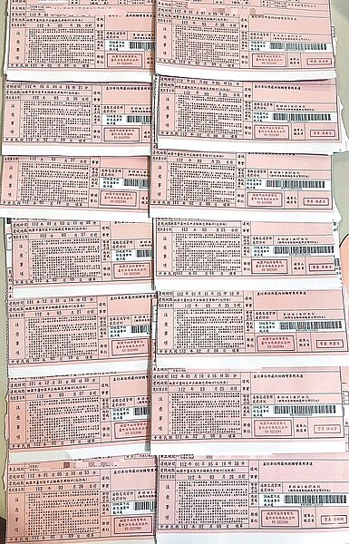 網路上有民眾貼出14張紅單的合照,寫道「最近南崁這路口的罰單居冠」。(摘自我是南崁人臉書社團/陳夢茹桃園傳真)