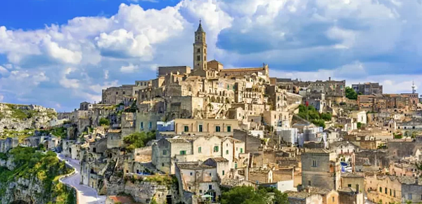 義大利南部城市馬泰拉以石灰岩穴居聞名，在古代有「石城」之稱，而在今年的「情人節」，這座石城又多了從太空來的石頭，一顆隕石擊中馬泰拉郊區一間民宅的陽台。圖／取自義大利旅遊官網
