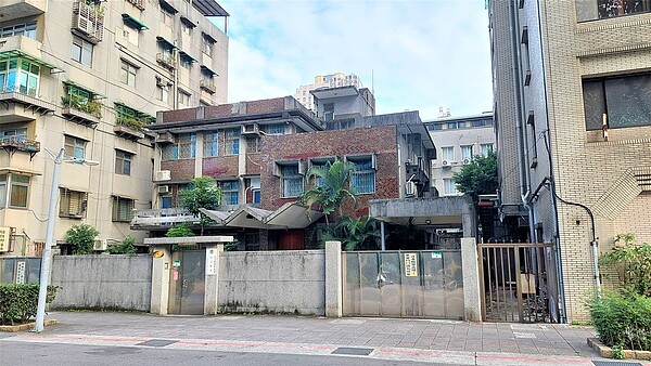 財團法人天主教瑪利諾會委託標售「台北市中山區吉林路14巷3號及其坐落基地」，基地面積153.37坪，使用分區第三種住宅區，屋齡已屆50年，符合申請危老獎勵資格。圖／仲量聯行提供