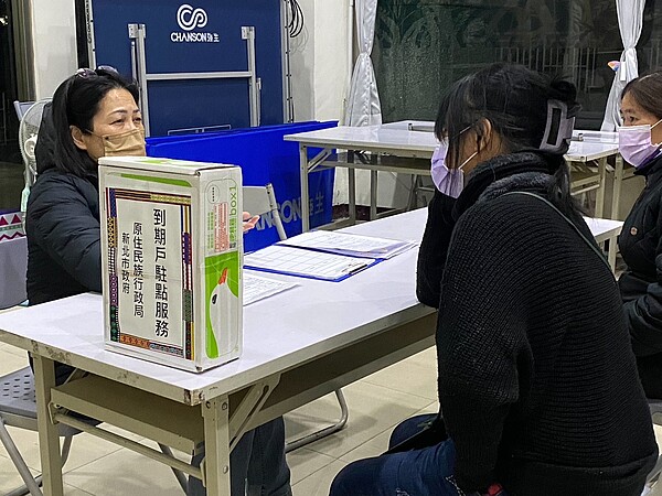 三峽社宅到期戶駐點服務。圖／新北市府提供