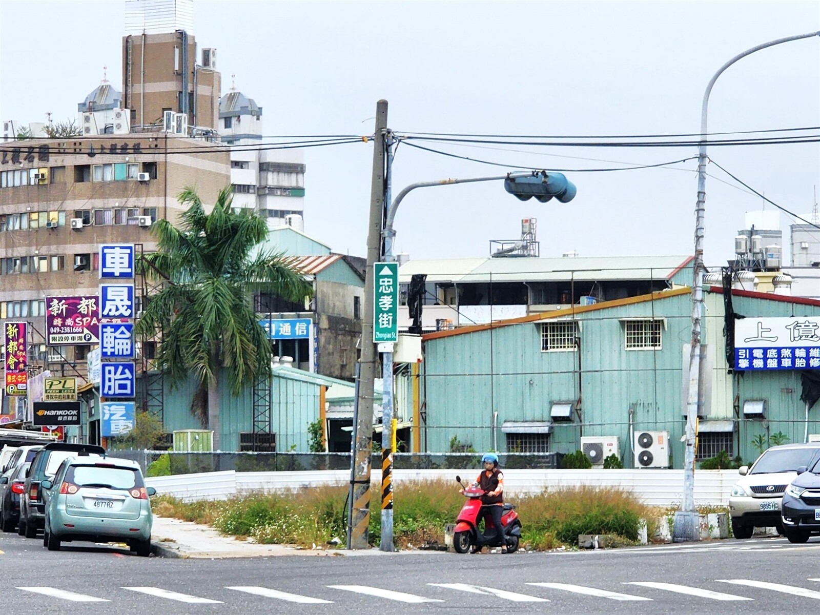 南投草屯大觀市場商圈內榮興市場將遷至博愛路、成功路與忠孝街口旁的三角地。記者賴香珊／攝影 