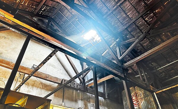 桃園中壢鐵道4、5號倉庫登錄歷史建築屋頂竟破洞,台鐵局回應將優先整理周遭環境。(魯明哲提供/呂筱蟬桃園傳真)