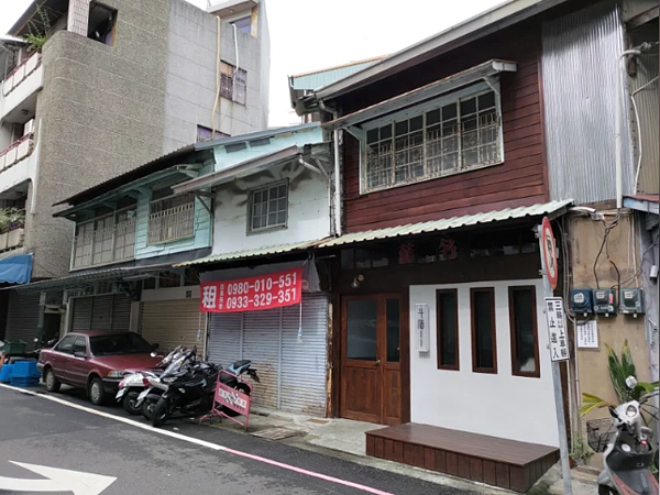 嘉義市府配合十大旗艦計畫,推「木造建築都市更新整建維護補助計畫」,在嘉義火車站、東市場兩區域,超過30年木構屋可申請。圖為市府探訪兩區域內的老木屋。圖/嘉義市政府提供