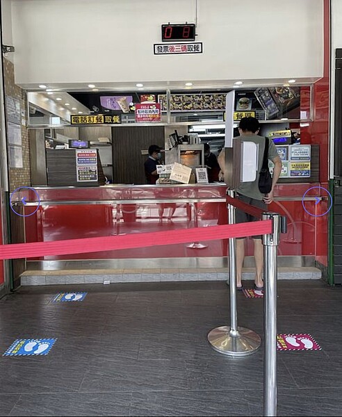 疫後生活逐漸恢復正常,有網友在PTT上分享想念3級時的台南生活,圖為當時成功路上的丹丹漢堡在周六中午完全沒人排隊。圖/PTT