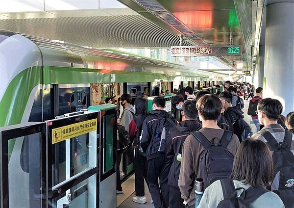 中捷宣布自2月24日起，假日前下午尖峰時段（17時至19時）班距將由現行6分50秒縮短為6分鐘。圖／台中捷運公司提供