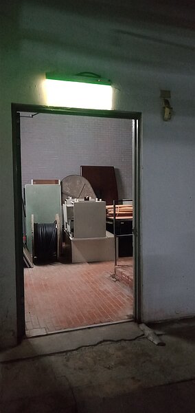 北市府樓梯堆雜物如儲藏室,北市府挨批防災意識不足。圖/鍾佩玲辦公室提供