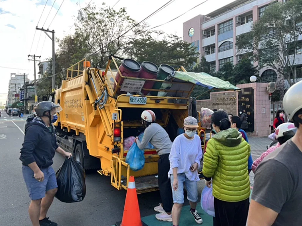 228四天連假將至，台中市除2月26日停止垃圾收運之外，其他3天皆有沿街收運及日間定時定點收運。圖／台中市環保局提供