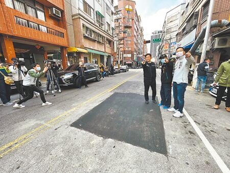 台中市西屯區逢福里疑因自來水管線老舊,再加上夜間供水量嚴重不足,1個多月來經常停水,立委張廖萬堅等人邀集相關單位會勘。(林欣儀攝)