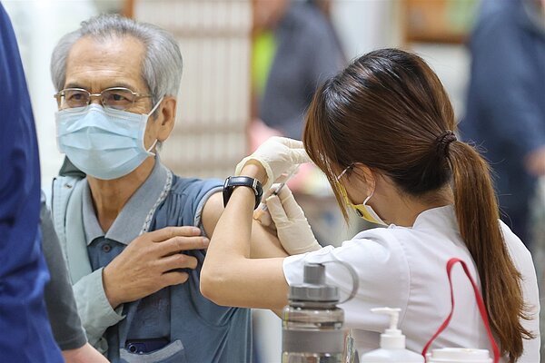 第四劑疫苗施打率偏低,專家呼籲國人應盡速接種。 圖/本報資料照片