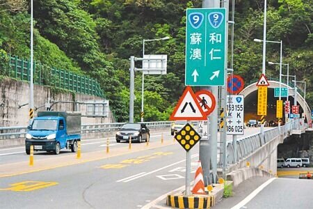 228連假,蘇花改(蘇花路廊)車潮上看10萬輛次,公路總局與警方視動態調整號誌、交通疏導,並呼籲避開尖峰時段。(王志偉攝)
