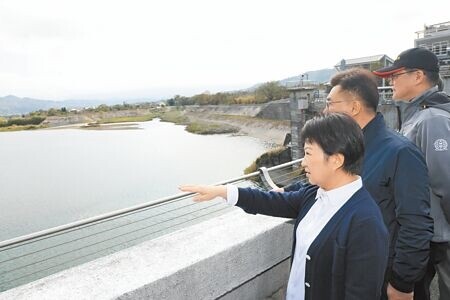 
台中市長盧秀燕（右三）22日與立委江啟臣（右二）等人，前往石岡水壩視察，了解大台中供水情形。（陳世宗攝）
