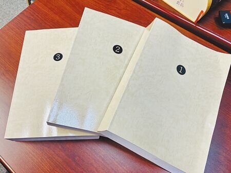 台南醫生王文哲提告名醫妻子和前旅美球星王建民過從甚密、侵害他配偶權,不過敗訴。王22日拿出3大本妻子與王建民的對話紀錄,表示會上訴。(曹婷婷攝)