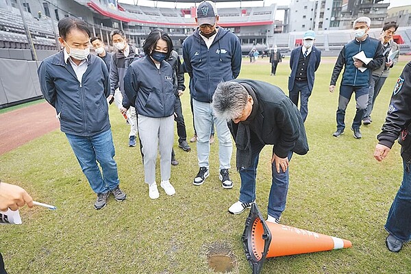 新竹市立棒球場工程體檢會委員22日到棒球場了解現況，結果發現先前場地勘驗挖掘出廢棄電線及大型磚石的2處坑洞，竟在近日未下雨的情況下，積水全滿無消退。（新竹市政府提供／陳育賢新竹傳真）