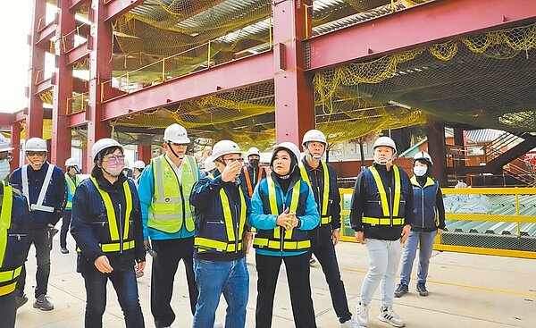 雲林縣政府為解決虎尾鎮市區停車問題,斥資6.33億元興建立體停車場,縣長張麗善(右四)率隊會勘工程進度。(雲林縣政府提供/張朝欣雲林傳真)