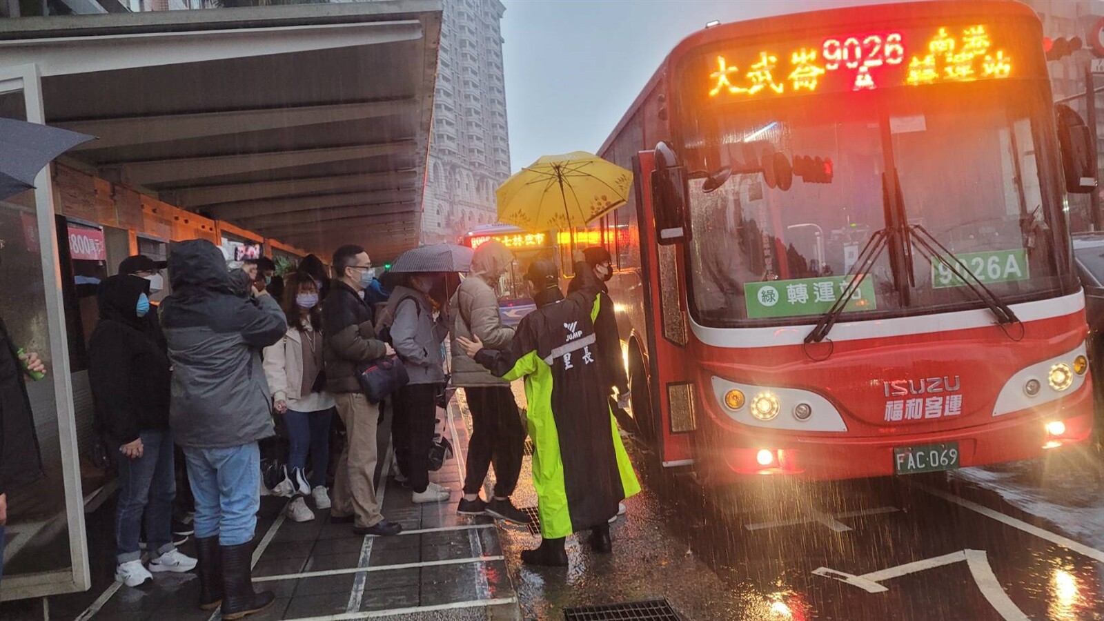 基隆市長謝國樑排隊搭9026，乘客陳情「等1小時上不了車」。記者游明煌／攝影 