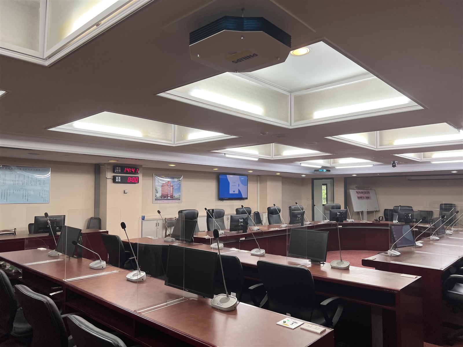 台北市議會7個委員會的天花板各裝有2組吸頂式UV-C殺菌燈。記者林佳彣／攝影 