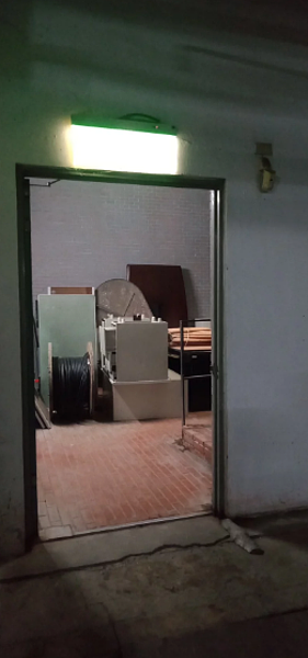 北市府樓梯堆雜物如儲藏室,北市府挨批防災意識不足。圖/鍾佩玲辦公室提供