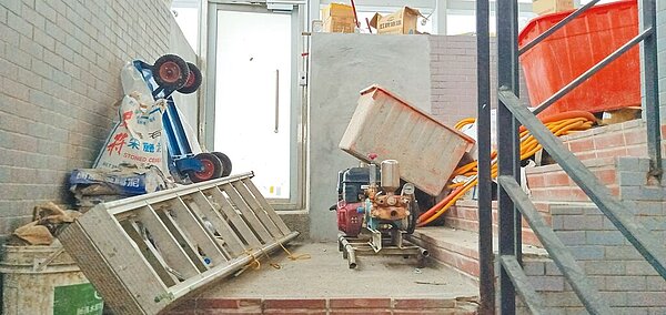 北市府地下停車場通往地面層的直達樓梯,遭堆置推車、纜線等雜物,宛如儲藏室。(北市議員鍾佩玲提供/楊亞璇台北傳真)