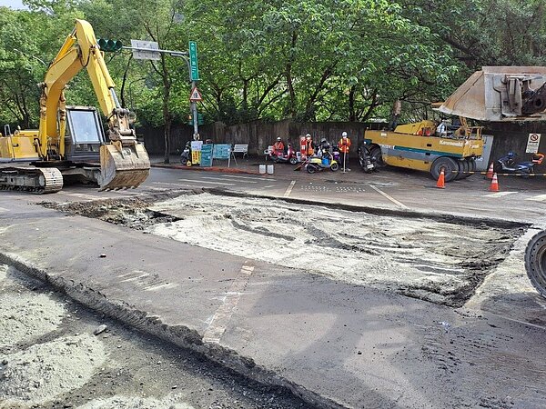 松山路(信義路6段至松山路650巷15弄)路基改良施工。圖/北市府提供