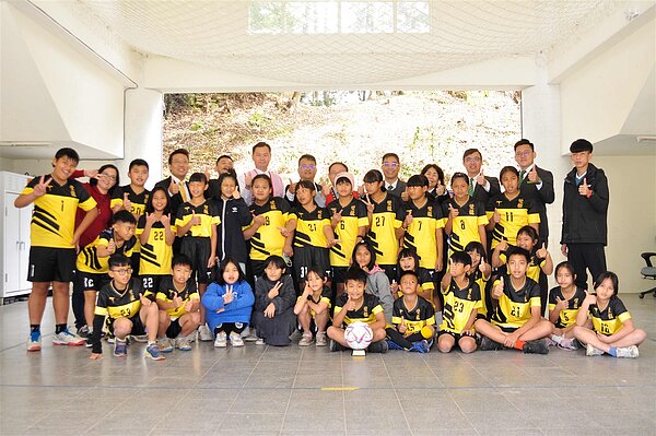 永慶房產集團加盟四品牌中區經管會支持南投縣雙龍國小足球隊發展計畫，捐贈足球隊新的球衣，期望小球員們在足球場上發光發熱，踢出耀眼成績。圖／永慶不動產提供