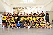 永慶中區加盟四品牌深耕偏鄉培育足球人才　捐贈球衣助小球員們圓夢
