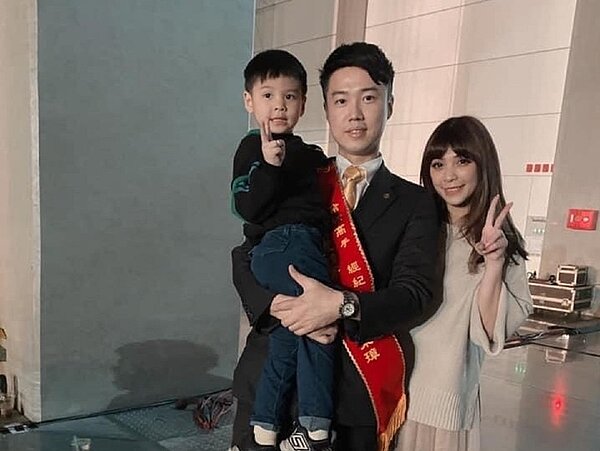 永慶房屋經紀人林秉璋23歲投入房仲業，24歲年薪突破100萬，入行5年成功「五子登科」。(圖／永慶房屋提供)