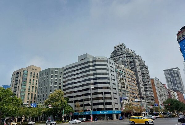 田揚名指出，台北市整體商辦大樓約有三分之二比例是在921地震之前興建好，可見老商辦數量相當多，耐震係數不足。圖／好房網News記者林和謙／攝