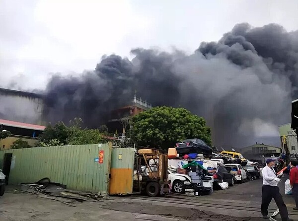 新北市八里區觀海大道189號一間輪胎工廠起火，目前新北市消防局已派員前往灌救。記者曾伯愷／翻攝
