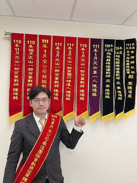 永慶房屋經紀人陳瑋龍在36歲時,從餐飲業果斷轉職房仲業,彈性工時8小時讓他在成就百萬年薪的同時,也能兼顧家庭生活。永慶房屋提供