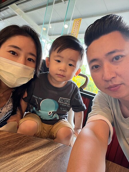 為帶給家人更好的生活,葉宏志(右一)38歲才進入房仲業。永慶房屋提供