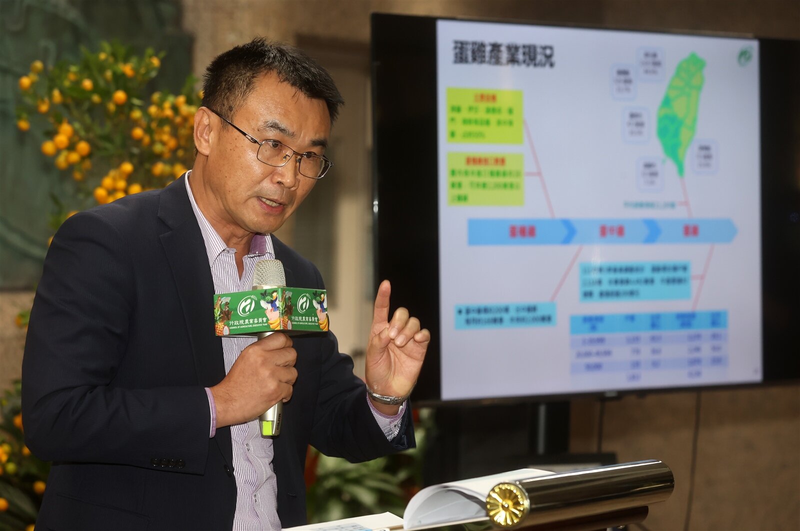 農委會主委陳吉仲今天舉行記者會,針對外界關心的雞蛋議題提出說明。記者胡經周/攝影