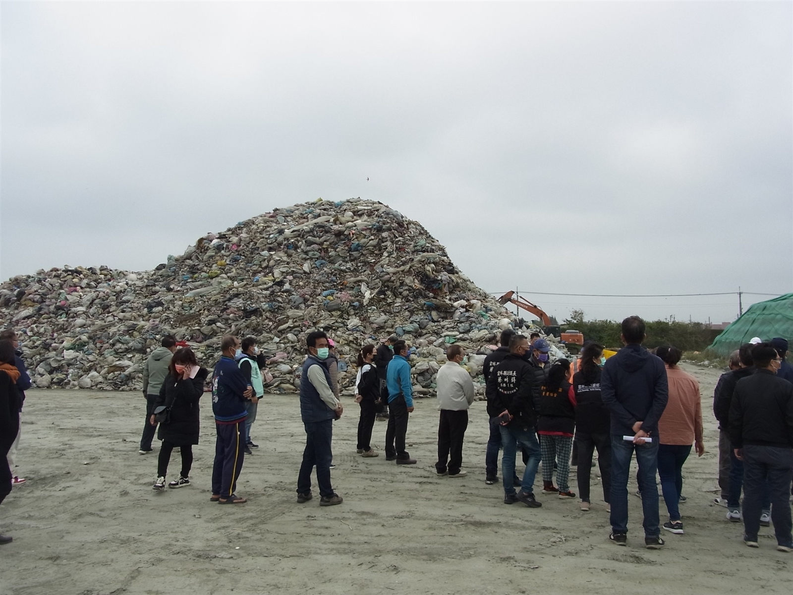 雲林縣口湖鄉垃圾轉運站爆量，7200公噸垃圾無處可去。記者黃于凡／攝影 